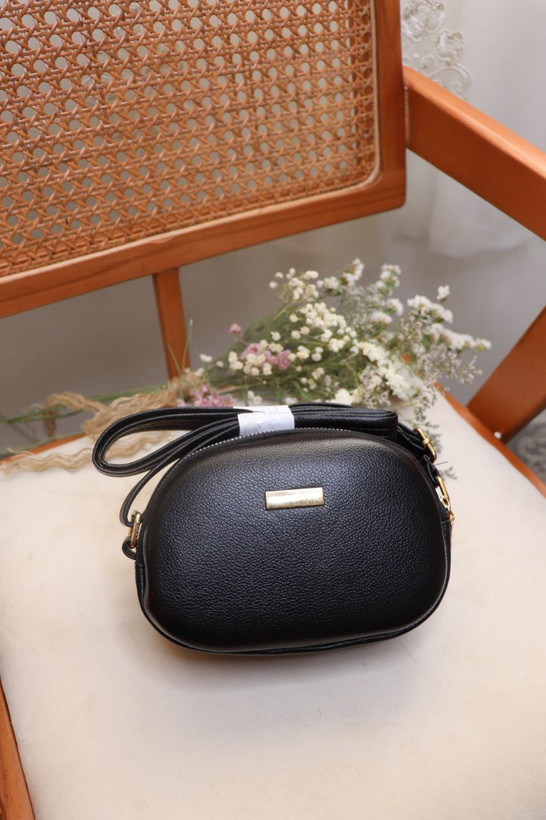 کیف کوچک شیک دوشی و دستی چرم مشکی کرم شیری فانتزی زنانه مجلسی ( ۸۰۴ )