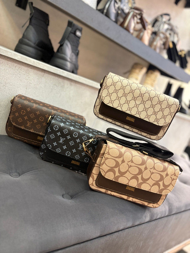 کیف طرحدار دوشی و دستی شیک پاسپورتی اسپرت مشکی کرم قهوه ای زنانه ( ۹۲۸ )