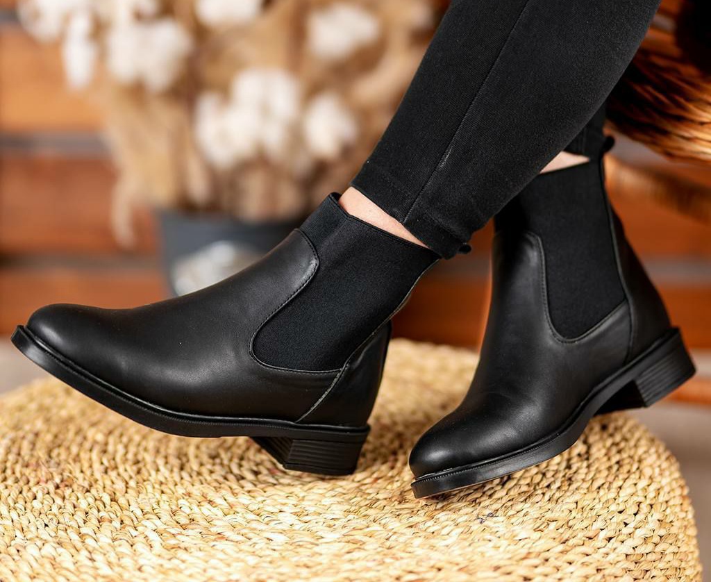 نیمبوت بغل کش ترند ساده و شیک مشکی چرم پوتین زارا زنانه (  942 )