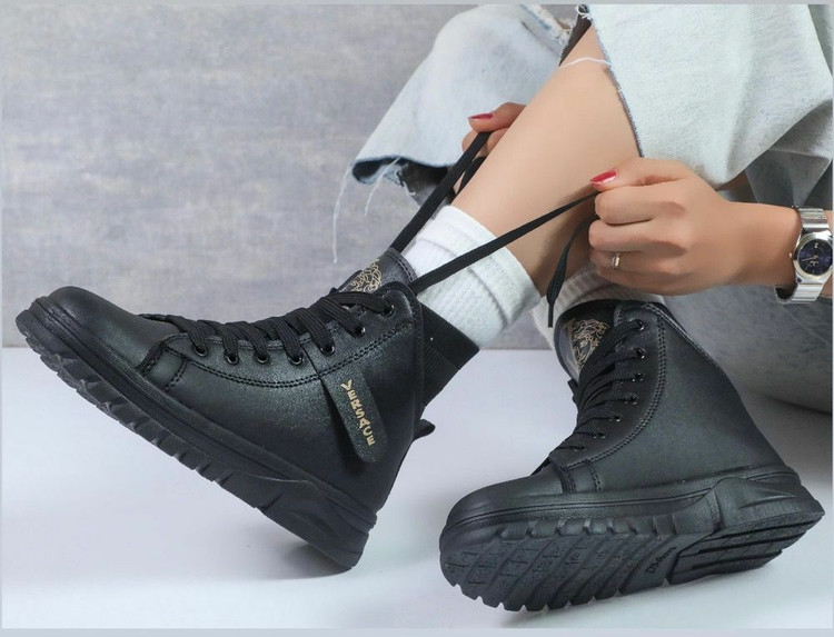 نیمبوت شیک و اسپورت مشکی سفید کرم لژدار پوتین ورساچ زنانه ( 946 )